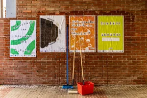 MURO con poster