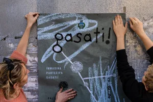 Ragazzi attaccano poster